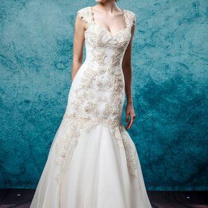 NWT Wedding Gown Size 8 Ivory